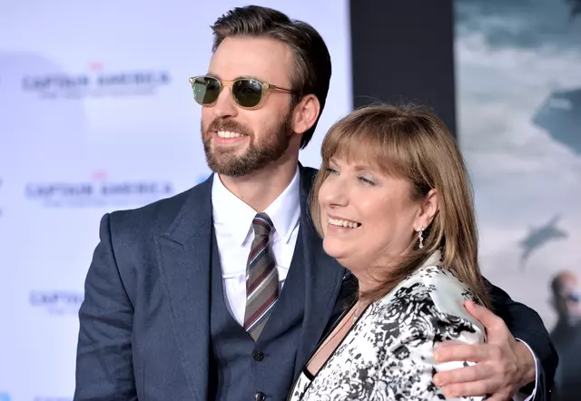 La madre de Chris Evans reacciona sobre su coronación como el hombre más sexy: “¡Ya era hora!”