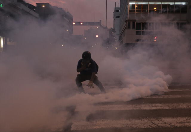 Policía lanza bombas lacrimógenas contra manifestantes de la plaza San Martin en Lima. Foto: Gerardo Marín/La República