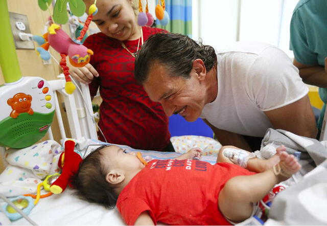 Antonio Banderas: se luce en evento de moda en Miami y visita a niños enfermos [FOTOS]