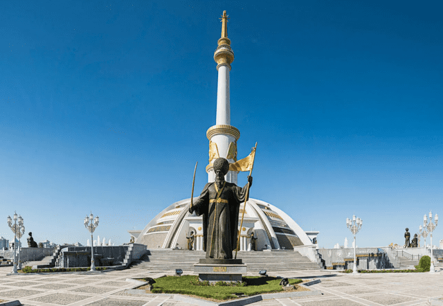 Turkmenistán tiene una larga tradición de culto a la personalidad, tanto con Niyazov como con su sucesor, Berdimuhamedow, quienes son honrados con estatuas y monumentos. Foto: Göran Höglund   