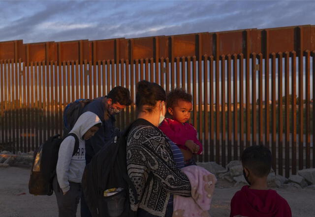 La medida, que propone eliminar derechos consagrados en la Constitución, generaría gran impacto en unas 4 millones de familias con estatus migratorio mixto en EE. UU. Foto: Los Angeles Times La medida, que propone eliminar derechos consagrados en la Constitución, generaría gran impacto en unas 4 millones de familias con estatus migratorio mixto en EE. UU. Foto: Los Angeles Times