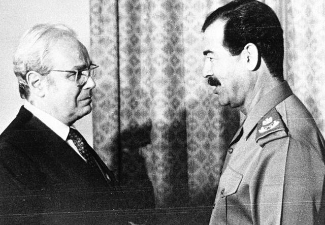 Javier Pérez de Cuéllar junto a Saddam Hussein, expresidente de Iraq, durante el conflicto entre dicho país e Irán en 1988.