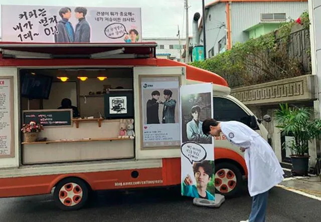 Hermoso detalle. Durante las grabaciones del dorama 'Life', Gong Yoo le envió un camión con café a Lee Dong Wook para mostrale su apoyo y cariño.