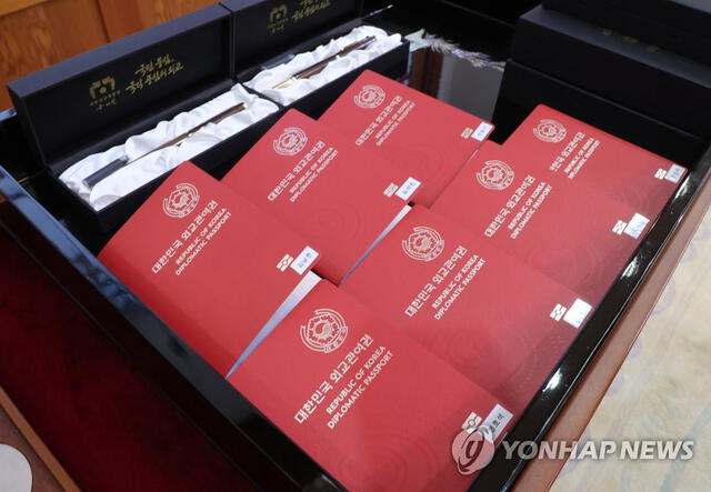 Pasaportes entregados a BTS para su viaje a los Estados Unidos. Foto: Yonhap