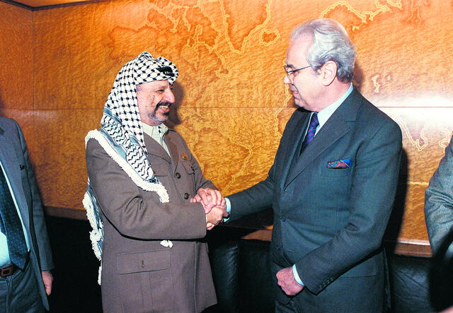 Diálogo. Con Yasser Arafat. Pérez de Cuellar enfrento cruciales conflictos en el mundo. (Foto: Derrick Ceyrac / AFP)