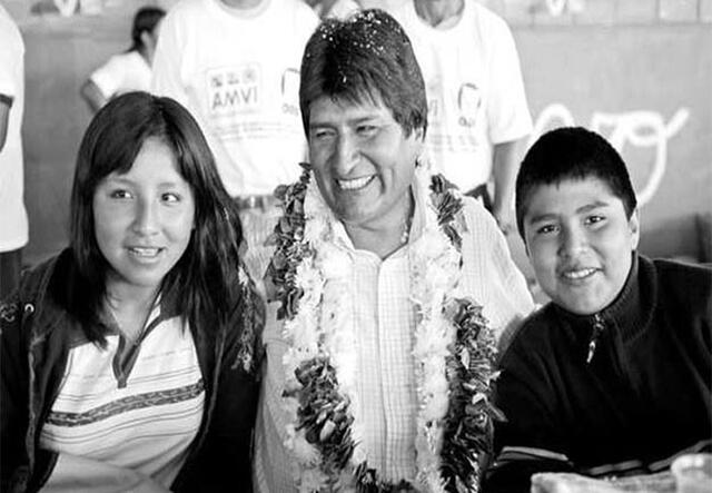Evo Morales y sus hijos Evaliz y Álvaro en una imagen del 10 de agosto del 2008. Foto: difusiónos Evaliz y Álvaro en una imagen del 10 de agosto del 2008