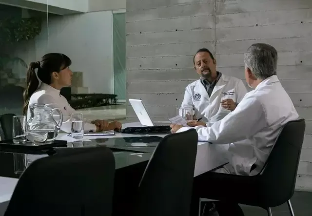 El Dr. Reinaldo es interpretado por el famoso actor Jean Reno. Foto: Netflix