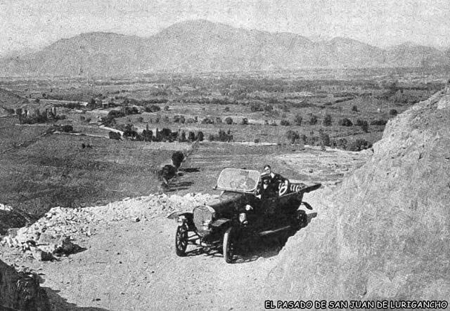 Hombres recorren el cerro San Cristóbal en auto. En el fondo, se observa el paisaje campestre del antiguo valle de Lurigancho Bajo. Foto: Revista Ciudad y Campo.    