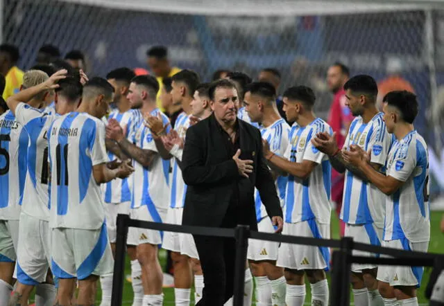 Néstor Lorenzo recibiendo el pasillo por parte de los jugadores de Argentina tras perder la final de la Copa América. Foto: AFP   