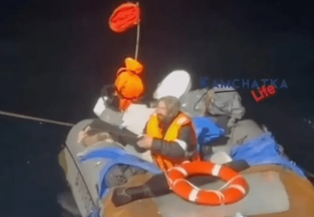 El incidente ocurrió cuando el motor de su barco falló, lo que lo dejó a la deriva sin posibilidad de volver a tierra. Foto: DailyMail   