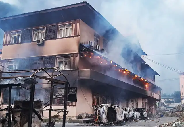  La Corte Suprema de Nepal en llamas tras protestas en Katmandú este 9 de septiembre.   