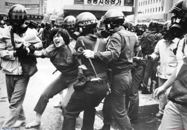 Snowdrop: protestas estudiantiles de los 80s. Foto: vía Twitter @_9158_
