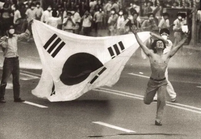 Fotografías alusivas a la movilización estudiantil pro-democracia en Corea del Sur. Foto: vía Twitter