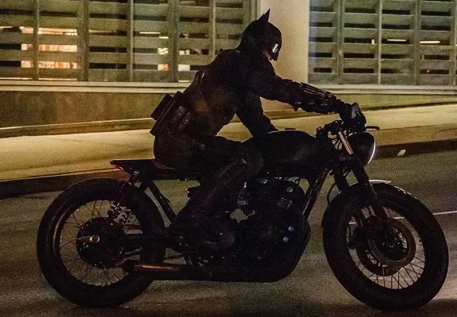 Robert Pattinson además del batimóvil usará en The Batman una impresionante motocicleta. Foto: Warner Bros.