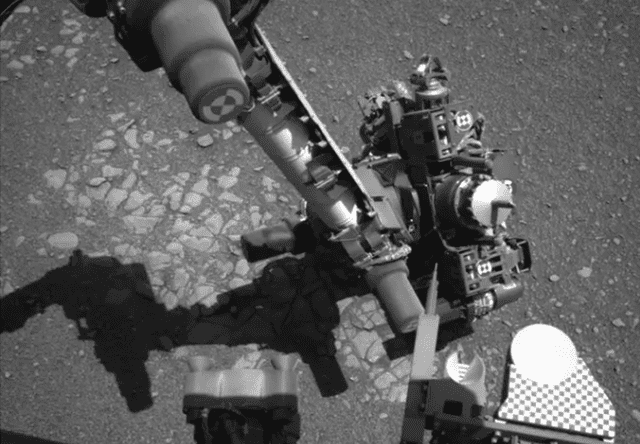 El Curiosity estaba intentando tomarse un autorretrato al momento de captar la misteriosa luz. Foto: NASA