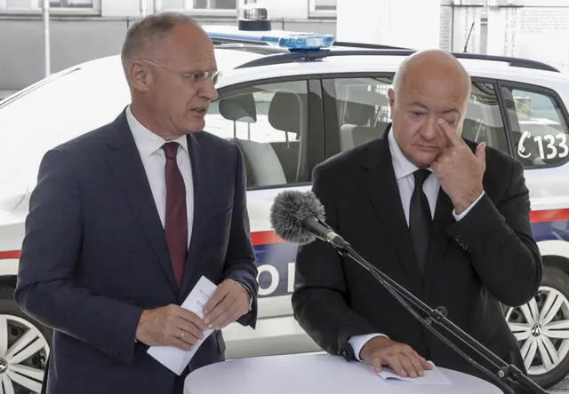 El ministro del Interior austriaco, Gerhard Karner, y el canciller austriaco, Christian Stocker, en una rueda de prensa cerca de una escuela donde varias personas murieron en un tiroteo. Foto: AFP El ministro del Interior austriaco, Gerhard Karner, y el canciller austriaco, Christian Stocker, en una rueda de prensa cerca de una escuela donde varias personas murieron en un tiroteo. Foto: AFP