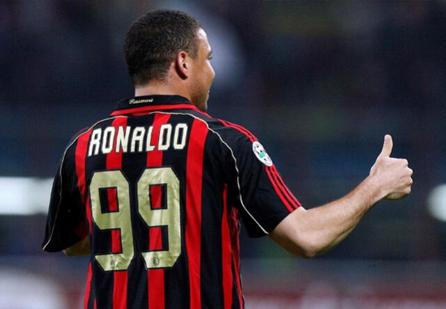 Ronaldo Nazario con la 99 en el AC Milan. Foto: Twitter @classicsshirts