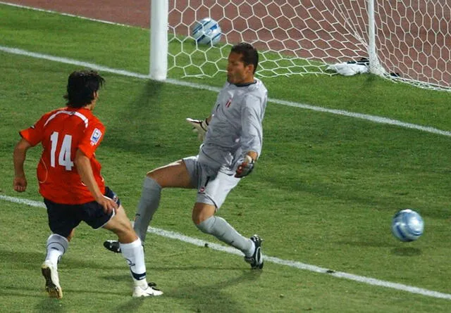 Matías Fernández anotó uno de los tantos en la victoria de Chile sobre Perú en Santiago rumbo a Sudáfrica 2010. Foto: AP