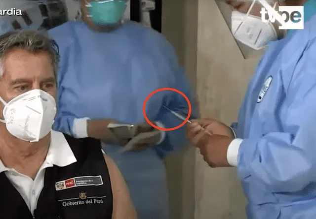 En el presente cuadro, se puede ver que sí hay aguja en la jeringa. Foto: captura en YouTube / TVPerú Noticias