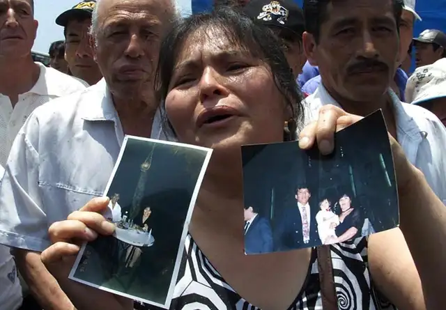 Deudos reclamando por su familiares fallecidos en el incendio de Mesa Redonda. Foto: Alejandra Brun/AFP Deudos reclamando por su familiares fallecidos en el incendio de Mesa Redonda. Foto: Alejandra Brun/AFP
