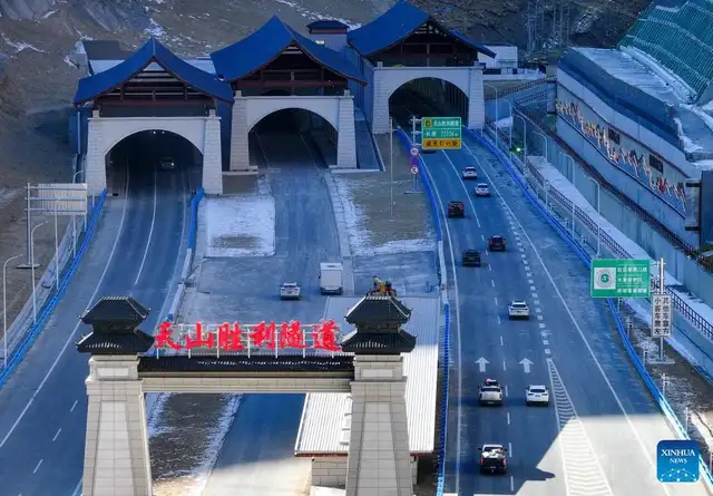 El Túnel Tianshan Shengli atraviesa las imponentes montañas Tianshan. Foto: Xinhua News<br> El Túnel Tianshan Shengli atraviesa las imponentes montañas Tianshan. Foto: Xinhua News<br>