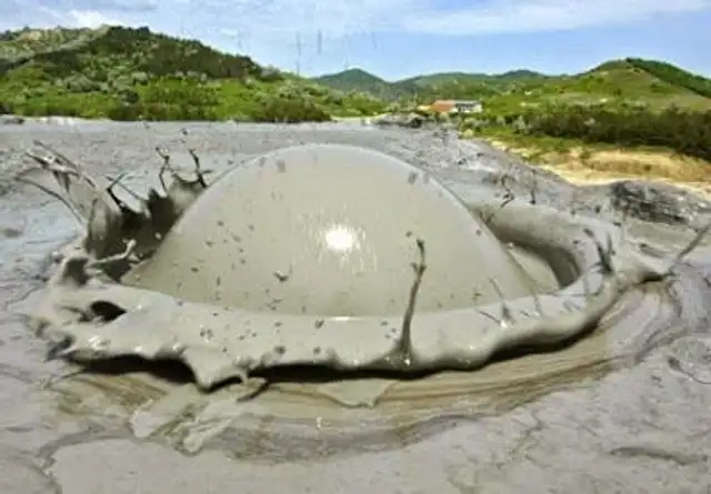  La sequía de verano espesa el material y eleva el cráter del volcán venezolano. Foto: @EarthquakeChil1/X<br>    