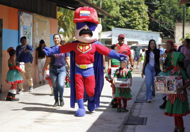 En la entrega de regalos estuvo presente "Súper Bigote". Foto: @PartidoPSUV/Twitter