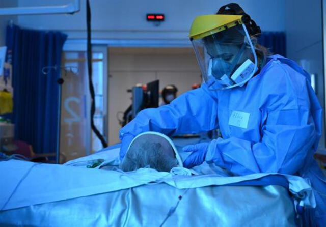 Médico en hospital del Reino Unido atiende a paciente con coronavirus. Foto: EFE.