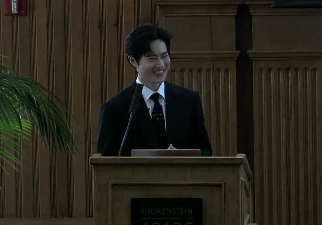 Kim Junmyeon (Suho) en Stanford University. Foto: captura YouTube