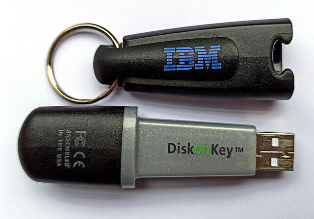 ¿De cuánta capacidad era el primer USB de la historia?