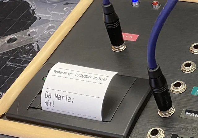 abuela Felisa, a continuación, recibe el mensaje y lo puede leer físicamente, en letra grande, gracias a una pequeña impresora térmica (como las de los supermercados) conectada al Yayagram.