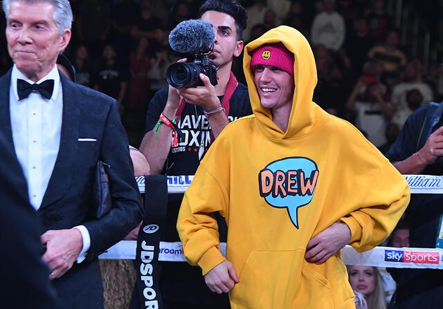 Justin Bieber acompañó a Logan Paul Justin Bieber acompañó a Logan Paul