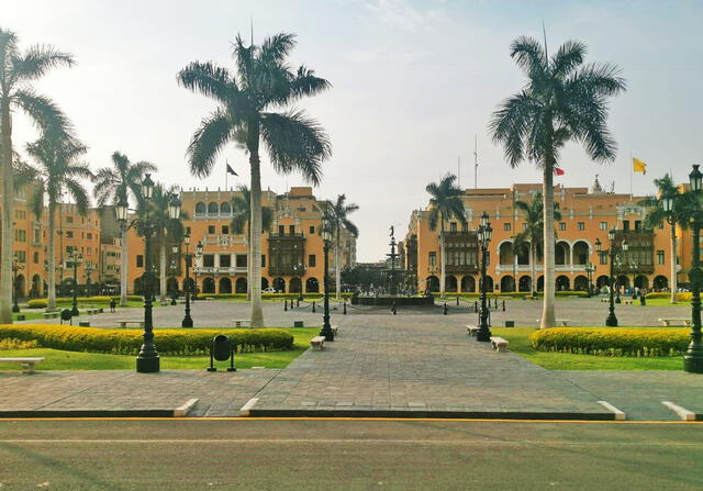 La plaza Mayor de Lima y de fondo, la Municipalidad de Lima. Foto: La República    