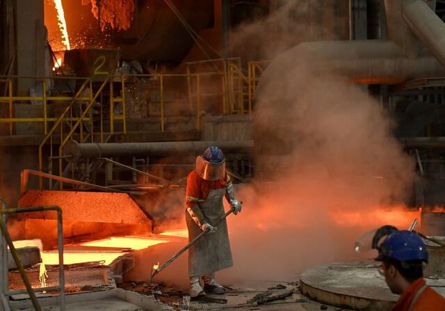 A pesar de los desafíos y la necesidad de una inversión millonaria, este país sudamericano está decidido a alcanzar y superar la producción de cobre de Chile. Foto: Bloomberg.   