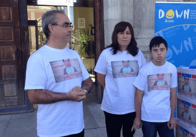 Rubén Calleja junto a su familia en León, España. Foto: Down España Rubén Calleja junto a su familia en León, España. Foto: Down España