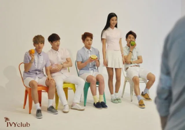 Seo Ye Ji y EXO para la marca de uniformes y ropa juvenil IVY CLUB. Foto: Naver