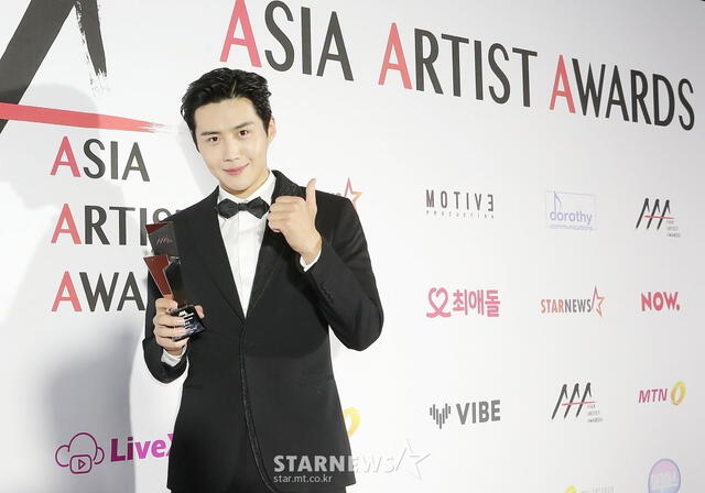 Kim Seon Ho ganó un trofeo en la edición más reciente de los Asia Artist Awards. Foto: AAA 2020