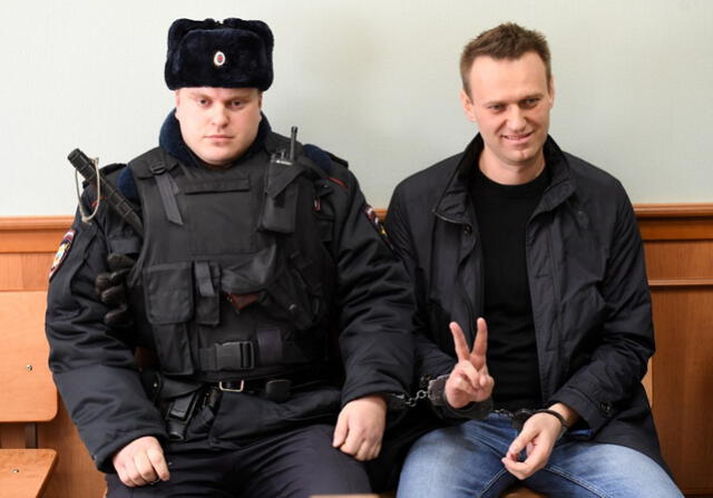 Luego de recuperarse de un envenenamiento en Alemania, Navalny regresó a Rusia donde fue arrestado inmediatamente hasta su fallecimiento. Foto: AFP   