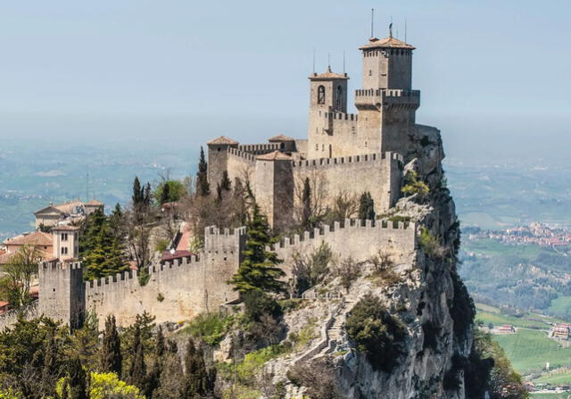 San Marino, fundado en el 301 d. C., es uno de los países más pequeños del mundo. Foto: Britannica   