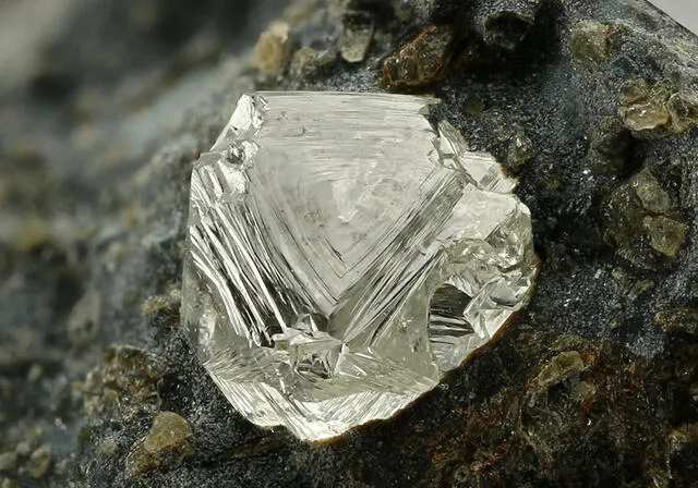 La kimberlita es un tipo de roca ígnea volcánica, considerada la principal fuente de diamantes. Foto: Geology Science    