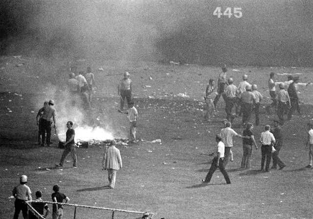 La Policía dispersó a los manifestantes y el partido de béisbol se suspendió. Foto: NBC News.    