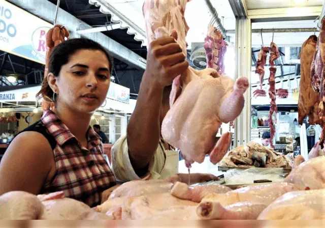A fines de 2023, un estudio de Opinión Pública Nacional de CPI Research indicó que el 49.9% de peruanos reportó consumir menos pollo que hace seis meses, debido a la alza de precios. Foto: El Búho   