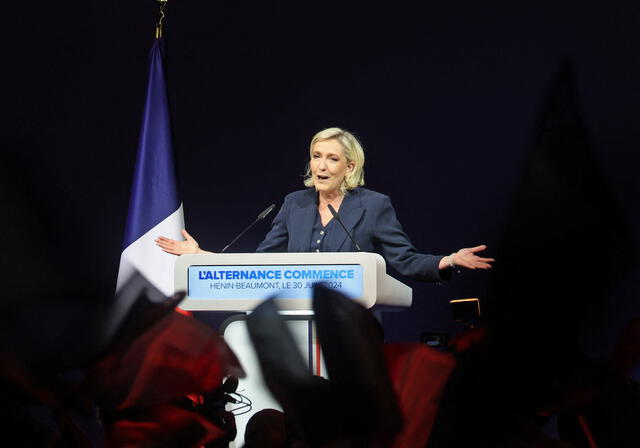 Marine Le Pen, pronuncia un discurso durante la noche de resultados de la primera vuelta de las elecciones parlamentarias en Henin-Beaumont, norte de Francia, el 30 de junio de 2024. Foto: AFP   