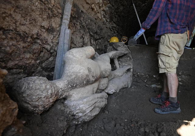  La estatua fue enterrada tras un terremoto en el siglo IV, lo que sugiere un esfuerzo por protegerla. Foto: EFE   