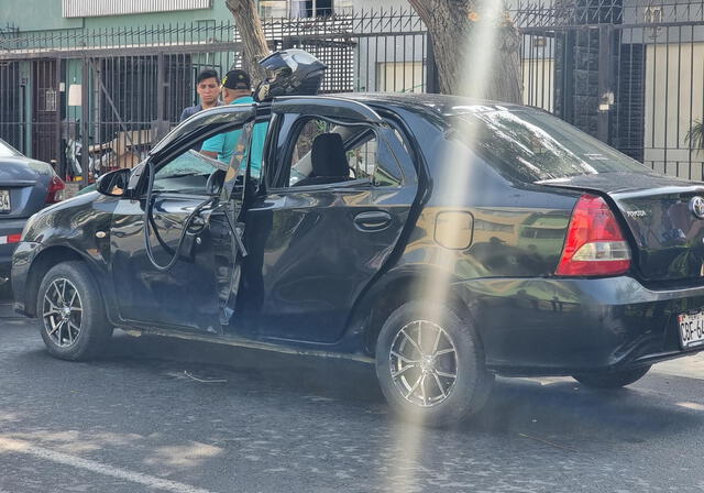 Menor, que se encontraba al interior del auto, resultó herido tras la fuerte explosión. Foto: Kevinn García/La República   