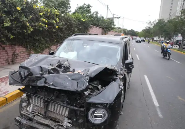 La camioneta de Laura Spoya quedó inoperativa. Foto: Carlos Felix / URPI -LR   