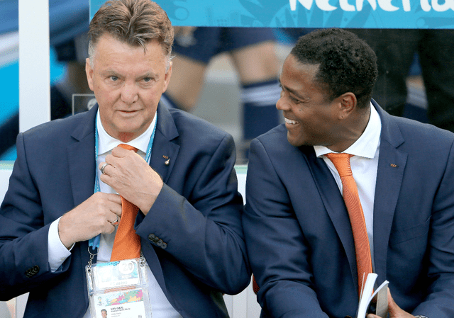 Patrick Kluivert estuvo presente en el mundial 2014 como asistente de Louis van Gaal. Foto: EFE