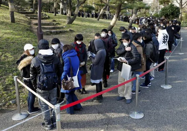 Más de 2 mil personas hicieron cola en el parque Hibiya cerca del tribunal, en un intento por obtener un asiento en la corte para observar la audiencia de la actriz Erika Sawajiri. Más de 2 mil personas hicieron cola en el parque Hibiya cerca del tribunal, en un intento por obtener un asiento en la corte para observar la audiencia de la actriz Erika Sawajiri.
