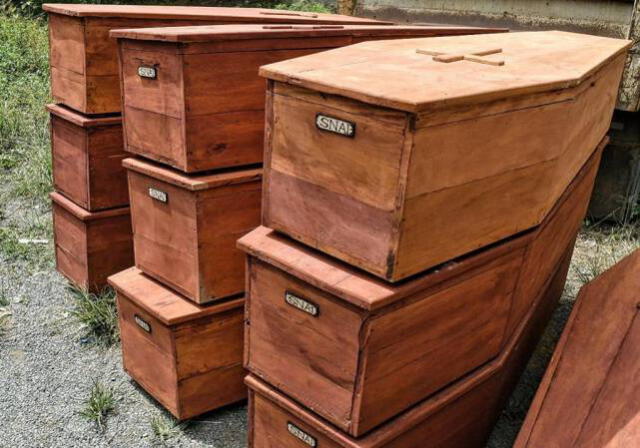 Internos de cárceles en Ecuador fabrican féretros para donar a las Fuerzas Armadas. El objetivo es brindar una muerte digna a las víctimas mortales por la COVID-19.