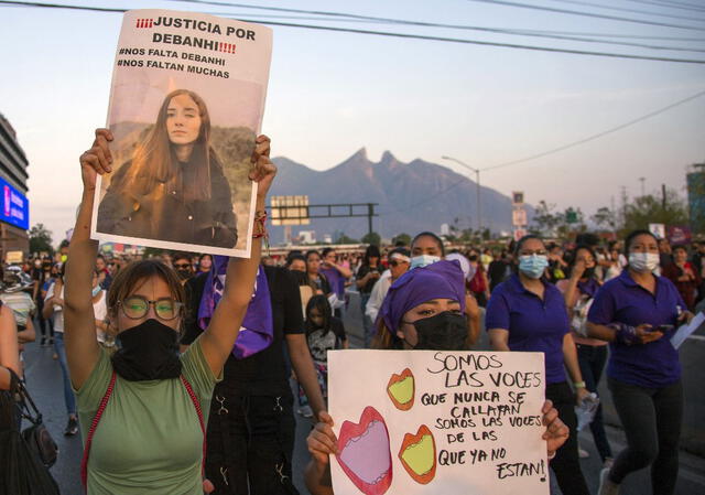 Activistas feministas y familiares de personas desaparecidas se hicieron presentes en las protestas del domingo 24 de abril. Foto: AFP
